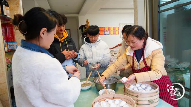 新春走基层，猪儿粑与团圆饭中的年味温情